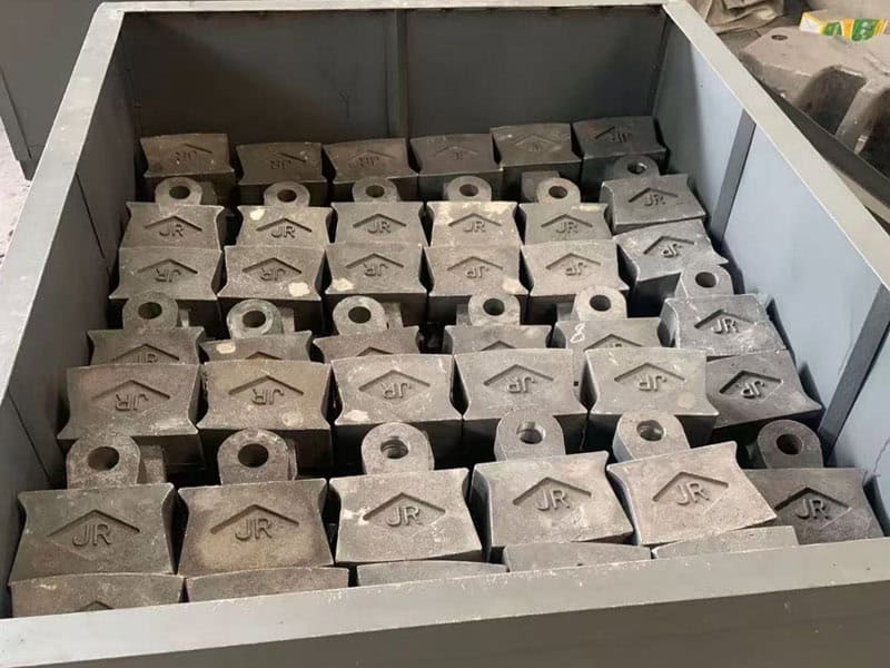 Pieza de desgaste compuesta bimetálica: cara de alto contenido en cromo sobre una base de acero resistente.