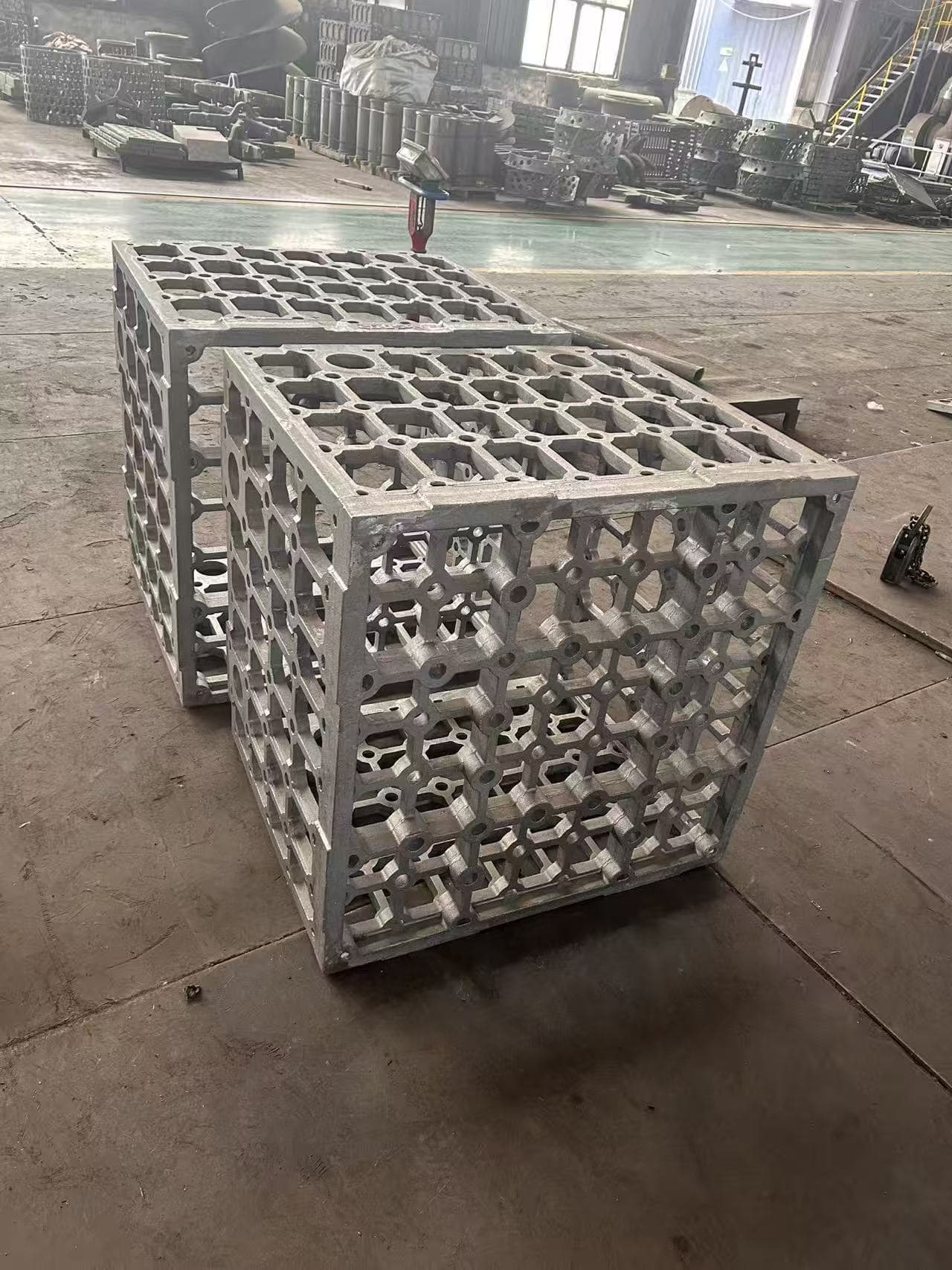 Cesta de tratamiento térmico fabricada en acero fundido resistente al calor HK40 para horno de temple